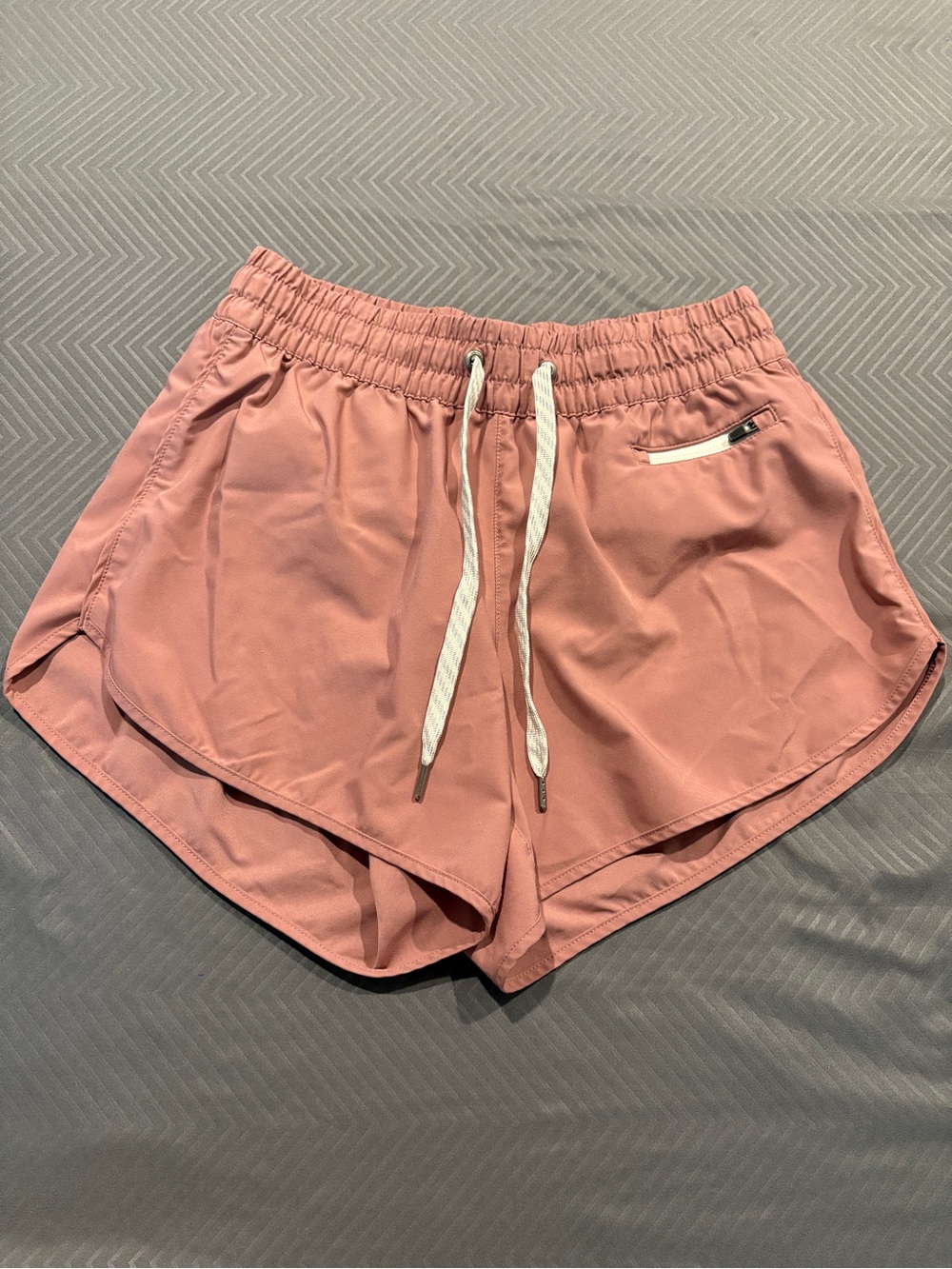 Vuori women’s 4inch athletic shorts pink size XS/S
